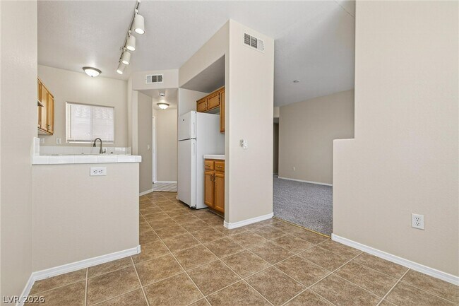 Building Photo - 1050 E Cactus Ave