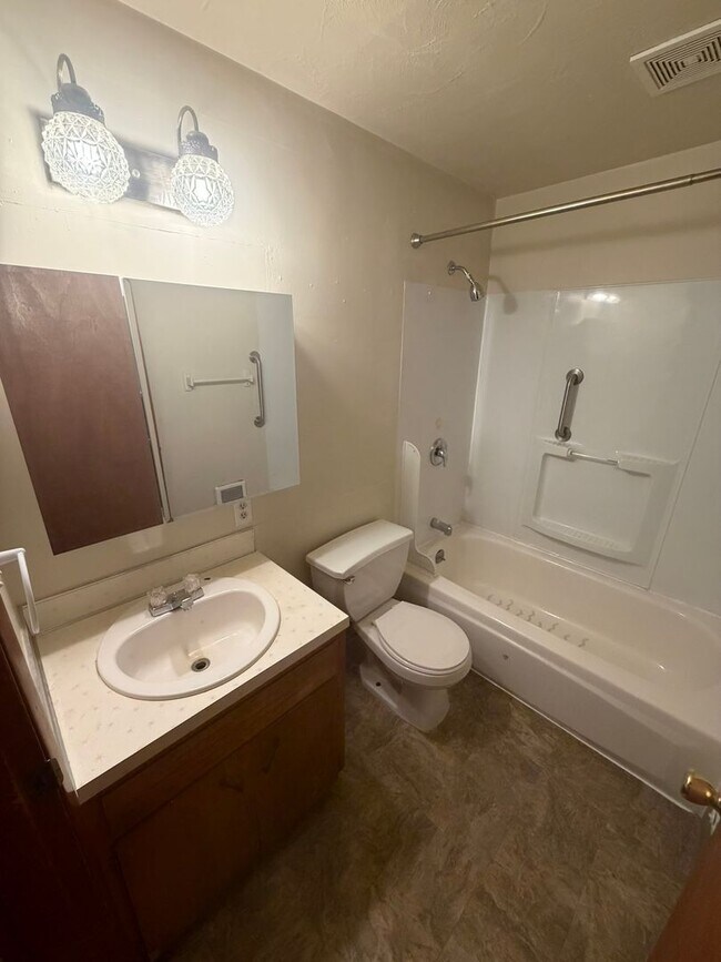 Building Photo - Large Two Bedroom Conveniently located Amenities!