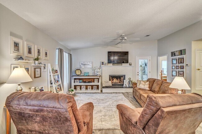 Building Photo - Updated 3 Bedroom in Central Location!