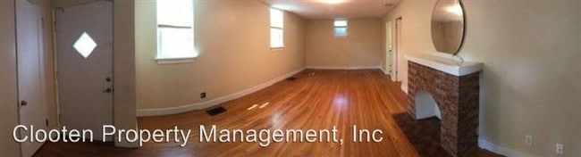 Building Photo - 206 E Ave D