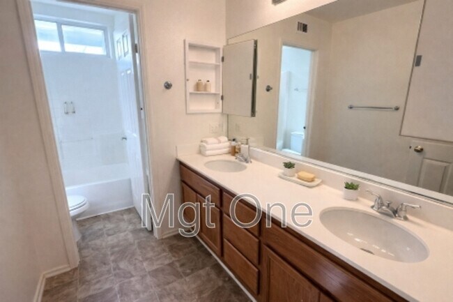 Building Photo - 8431 Newburgh St