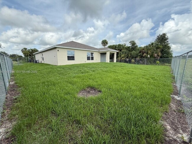 Building Photo - 3051 S Beechwood Cir