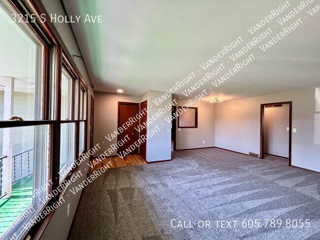 Building Photo - Updated 3 Bedroom 2 Bathroom!