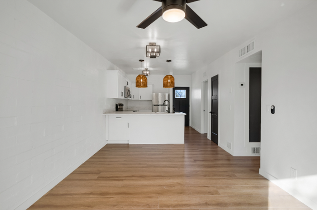 Building Photo - 205 W 25th St