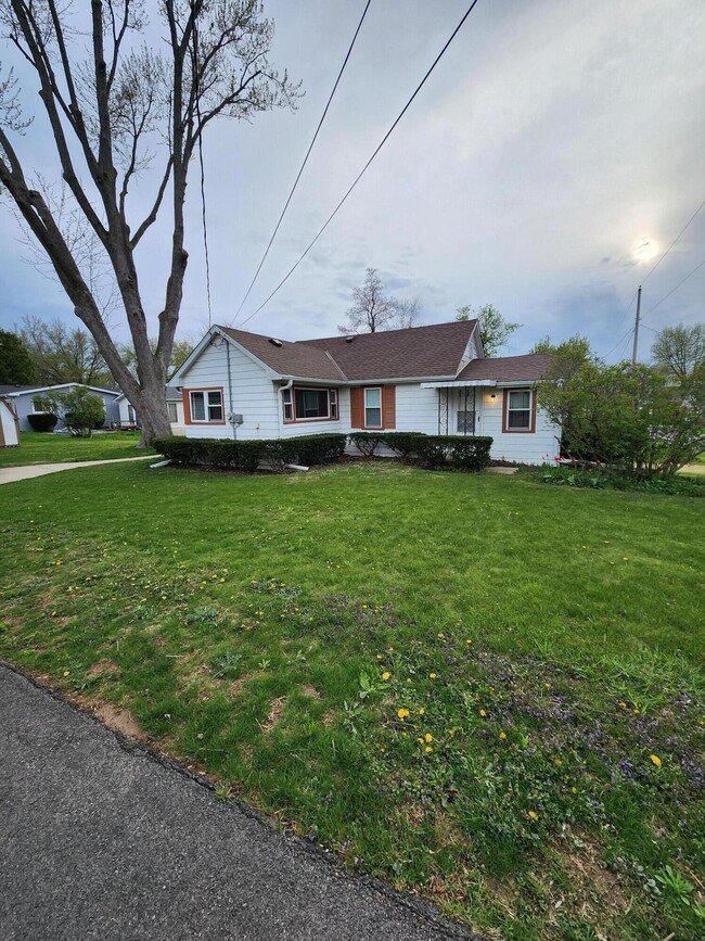 Building Photo - W1023 Golden Glow Rd