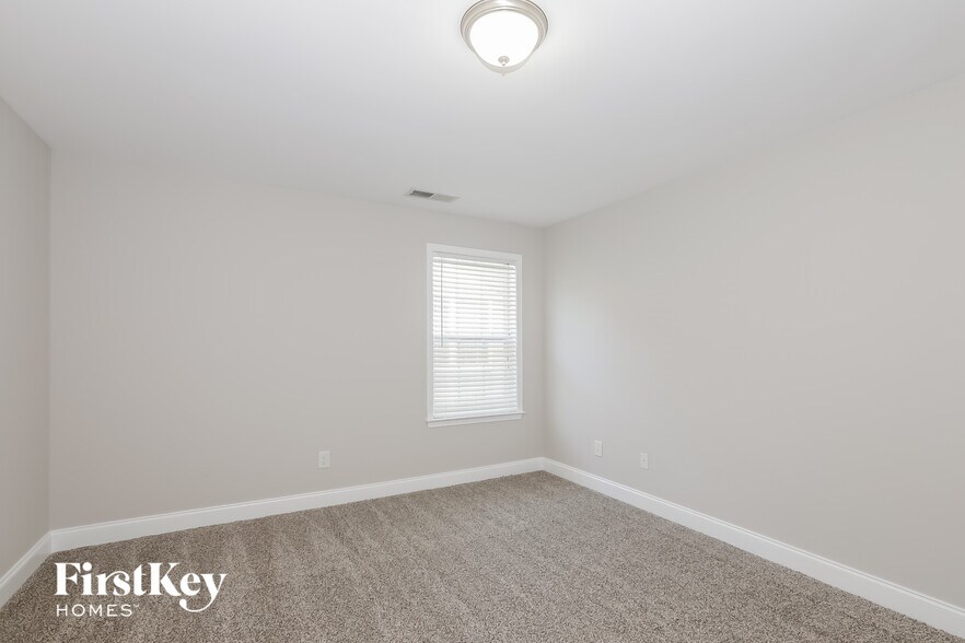Building Photo - 495 Roland Manor Dr