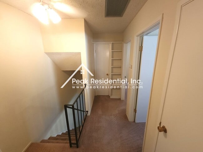 Building Photo - Spacious Rosemont Area 2bd/1ba Condo - Great Price!