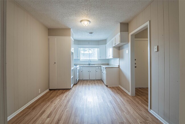 Building Photo - 203 Beatrice