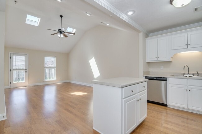 Building Photo - 2 Bed 2 Bath Townhouse Minutes from Ft Gordon