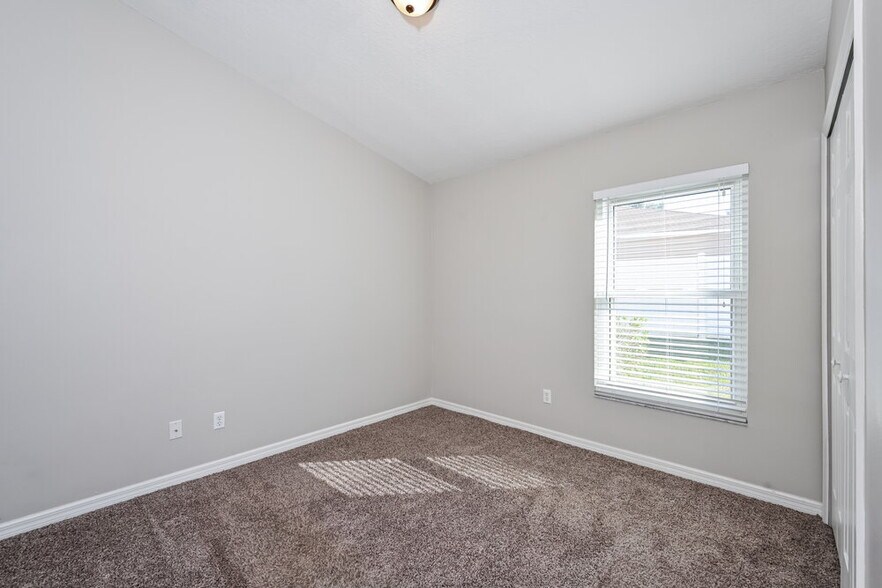 Building Photo - 1323 Hillview Dr