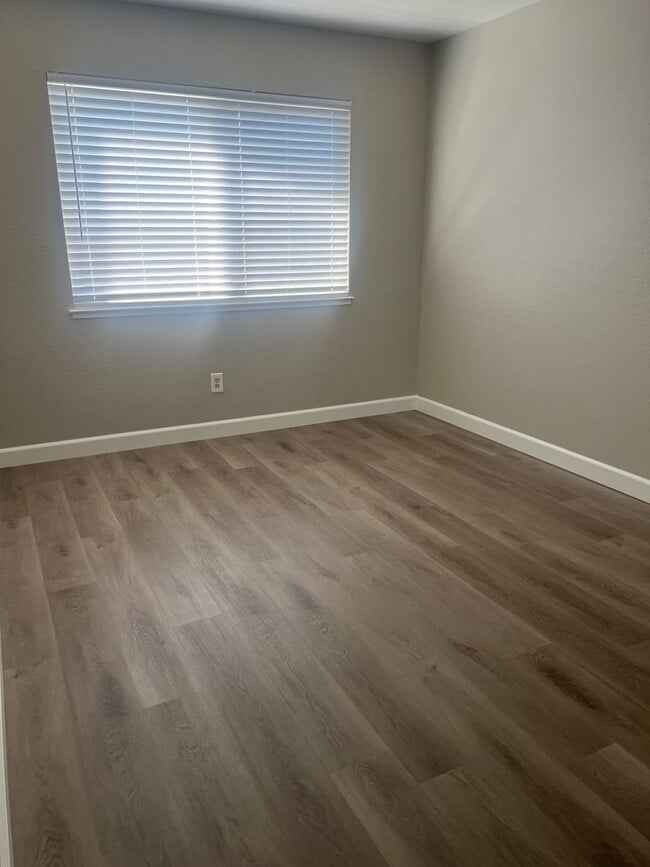 Building Photo - 3bd Duplex