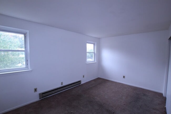 Building Photo - Spacious & Well-Maintained Home