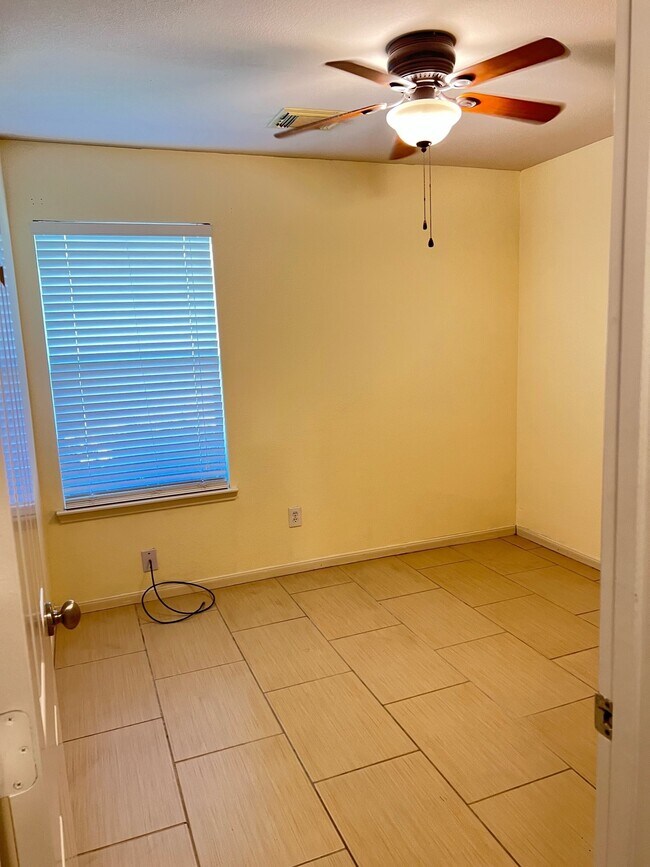 Building Photo - 2030 Waverly Glend Dr