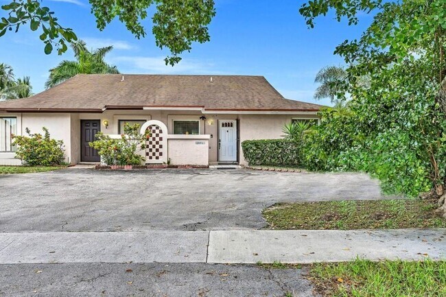 Building Photo - Beautiful 3-Bedroom, 2-Bath Villa with Lak...