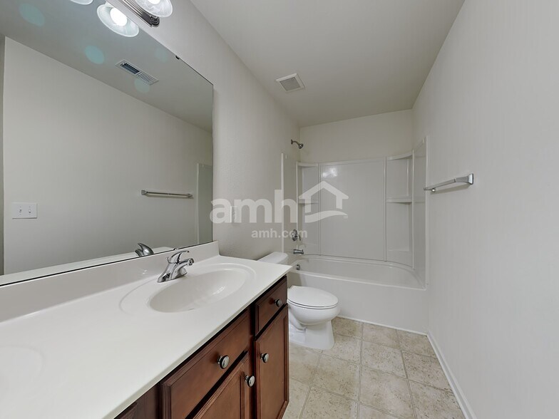 Building Photo - 1882 Woodstone Dr