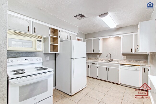 Building Photo - 4225 SE Elmhurst Ln