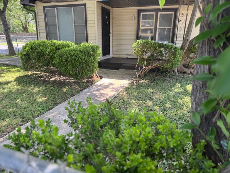 Building Photo - 602 S San Ignacio Ave