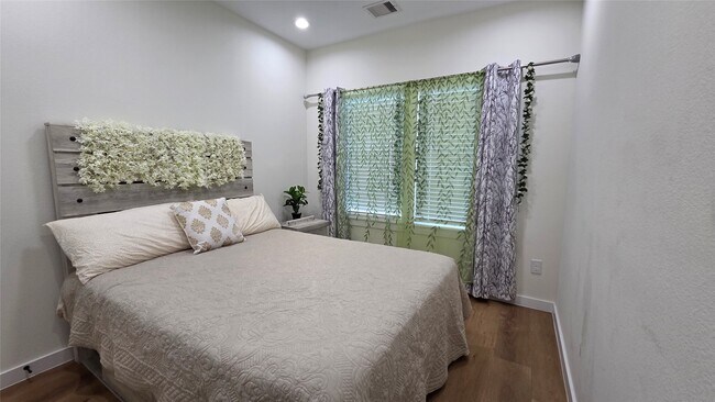 Building Photo - 8113 Miley St