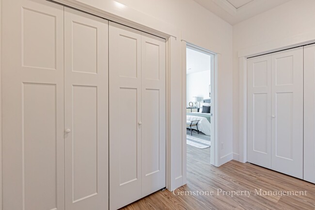 Building Photo - END UNIT - Darling 3 Bed 2.5 bath townhome...
