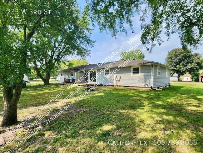 Building Photo - 235 W 3rd St-