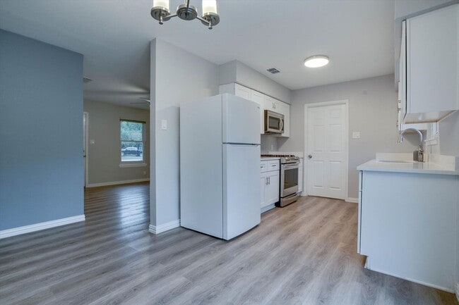 Building Photo - 600 Bramble Dr