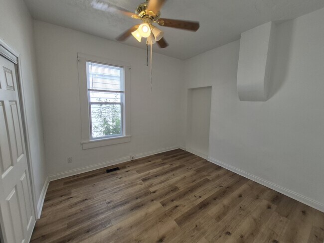 Building Photo - 526 Corwin St