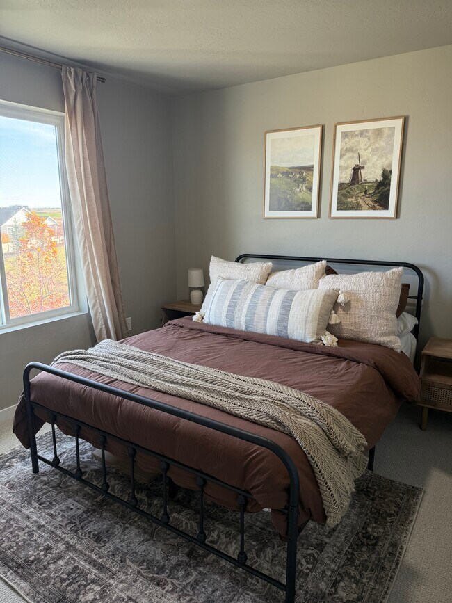 Building Photo - 336 S Calf Crk Ave