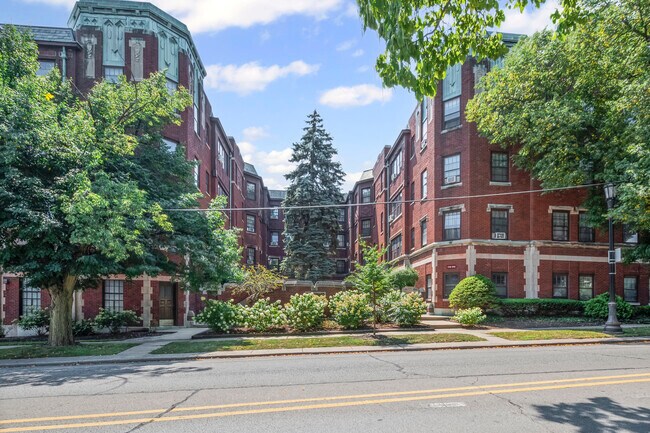 Building Photo - 906 Oakton St