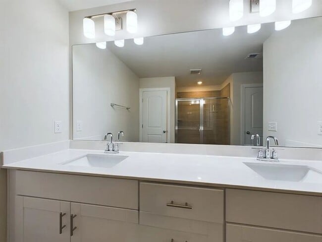 Building Photo - 3 Bed/2.5 Bath Beautiful Newer Constructio...