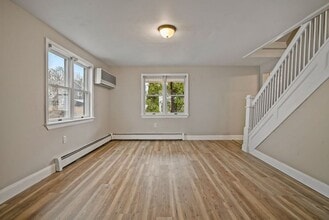 Building Photo - Newly Renovated 4-Bedroom House with Moder...