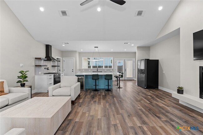 Building Photo - 2204 Magnolia Dr