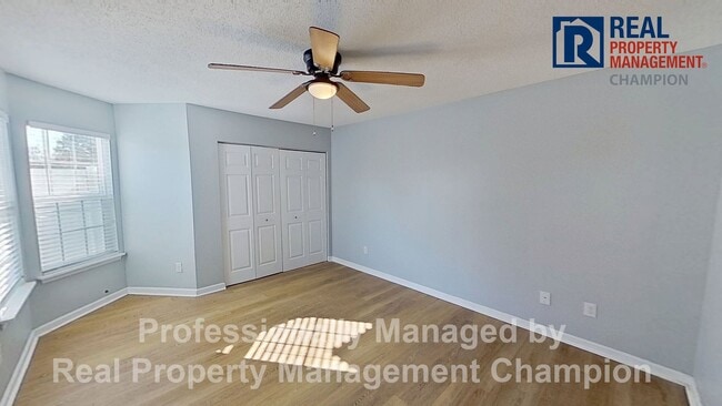 Building Photo - Immaculate 2 BD/2 BA Townhome with Open Floorplan and Split Bedrooms
