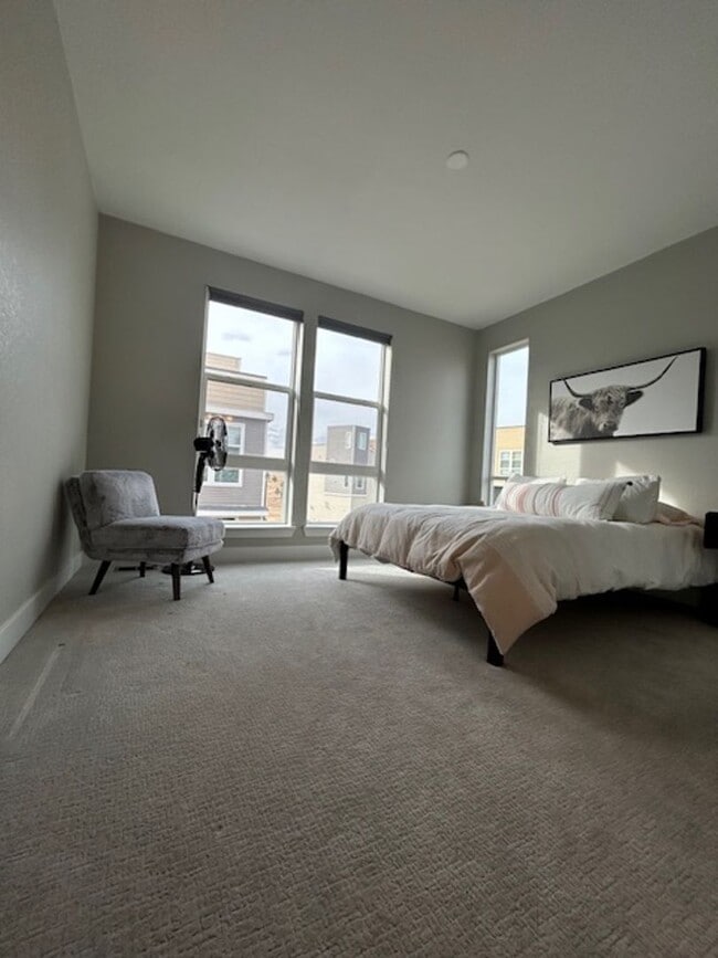Building Photo - Beautiful 2 Bed + Office + 2.5 Bath home i...