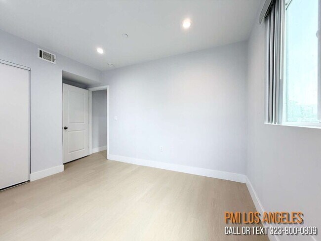 Building Photo - 208 E 87th St