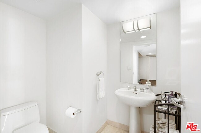 Building Photo - 13700 Marina Pointe Dr