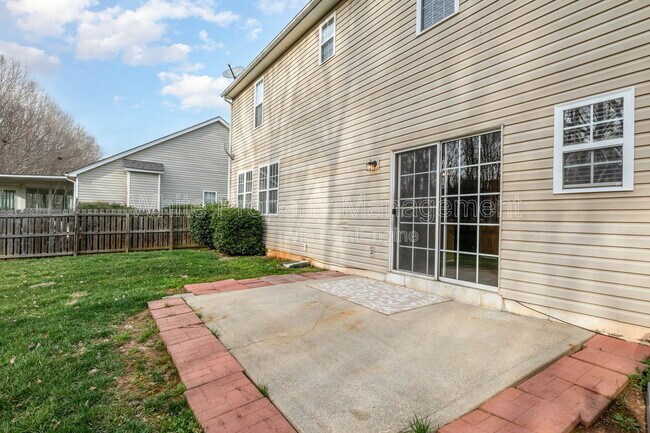 Building Photo - 17304 Commons Crossing Dr