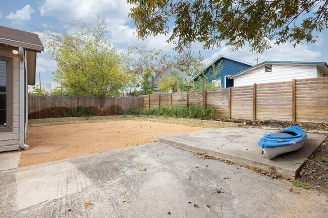 Building Photo - Beautiful home located in the heart of downtown!