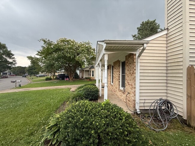 Building Photo - Single Family Ranch Style Home