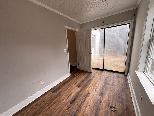 Building Photo - 1561 Pleasant Valley Rd SE