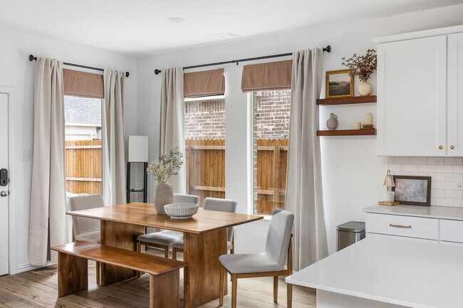 Building Photo - 10016 Thornapple Rd