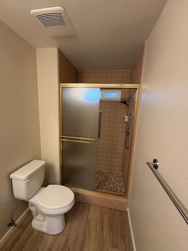 Building Photo - Beautiful Home with solar Rent Ready!