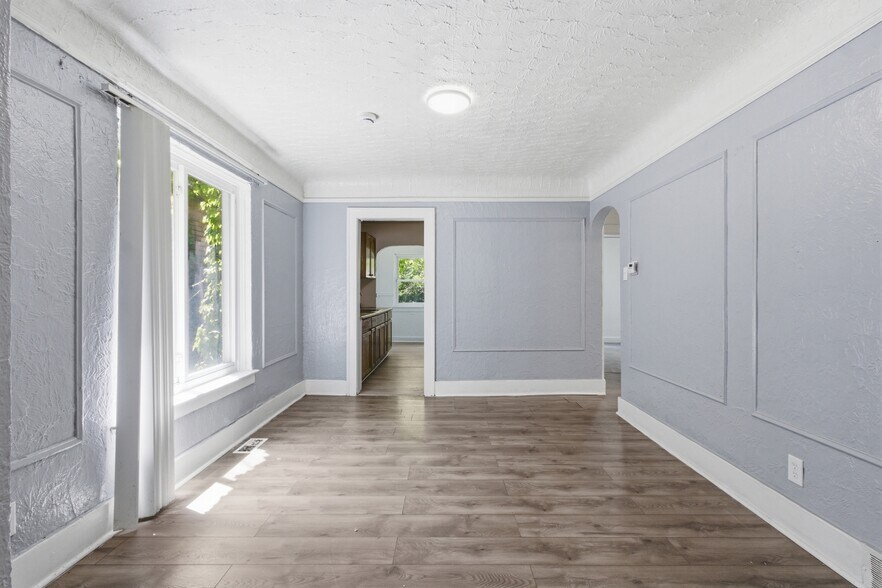 Building Photo - 15087 Pinehurst St