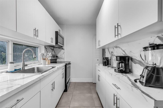 Building Photo - 645 Palmetto Dr