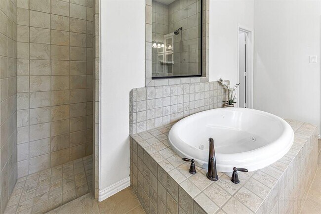 Building Photo - 10518 Red Cedar Hollow Dr