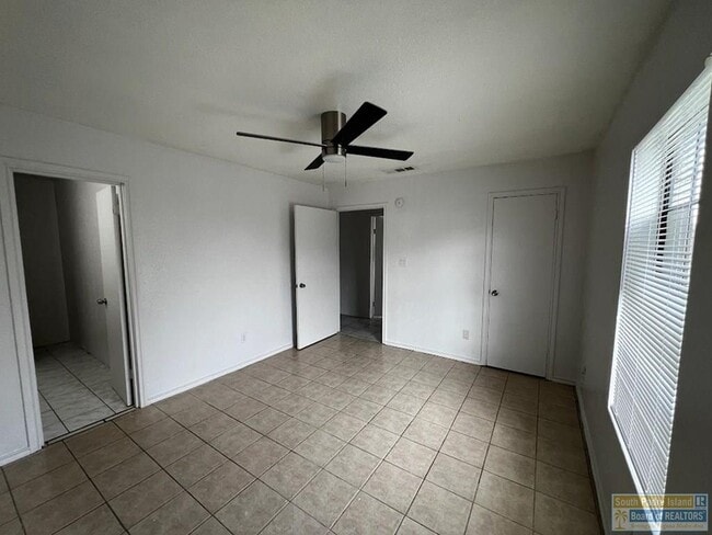 Building Photo - 5105 Villa Bonita St