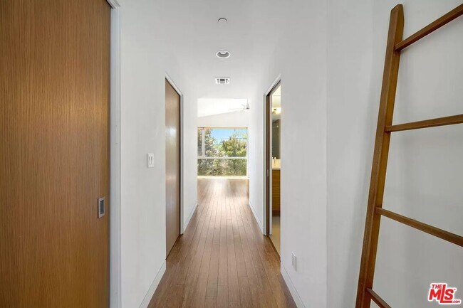 Building Photo - 547 Huntley Dr