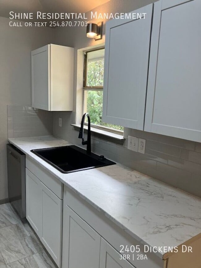 Building Photo - 2405 Dickens Dr