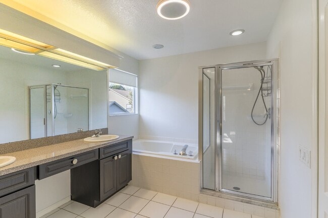 Building Photo - Beautiful 4/2 home Located on a tree lined street in the gate of country club community of the Hu...