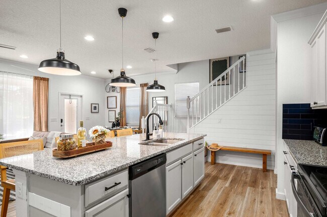 Building Photo - 1978 Majorca Dr