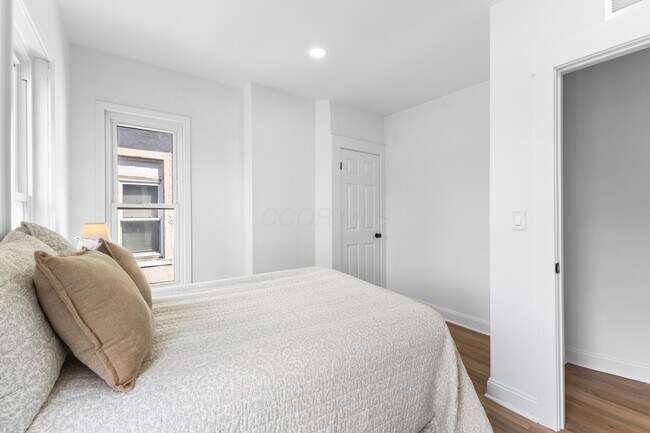 Building Photo - 1399 E Long St